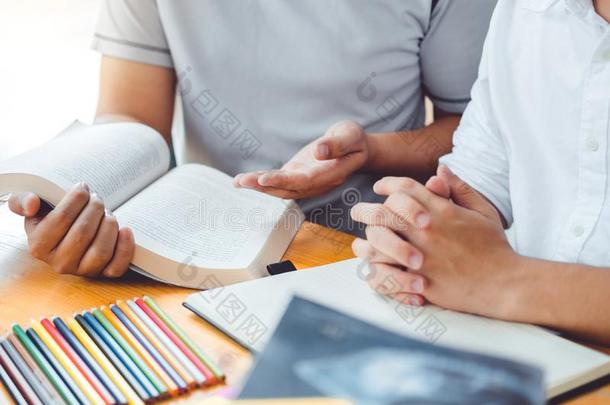 高的学校或大学学生学习和阅读同时采用