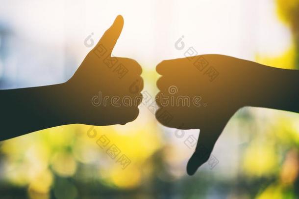 两个手制造拇指在上面和拇指下符号