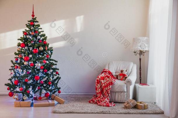 圣诞节树和圣诞节礼物采用白色的过道向圣诞节