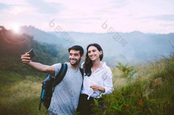 幸福男人和wo男人迷人的一电话自拍照同时一t太棒了