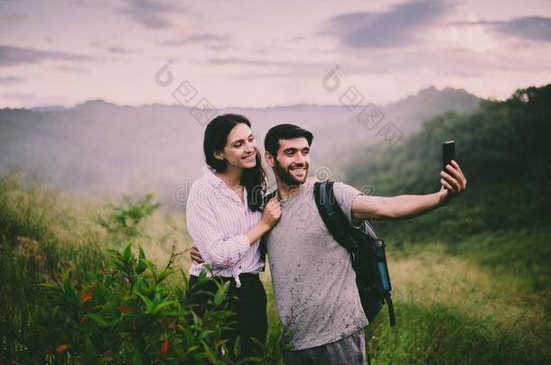 幸福男人和wo男人迷人的一电话自拍照同时一t太棒了