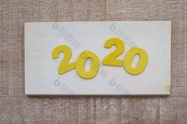 幸福的新的年2020观念,木材块2020向木制的
