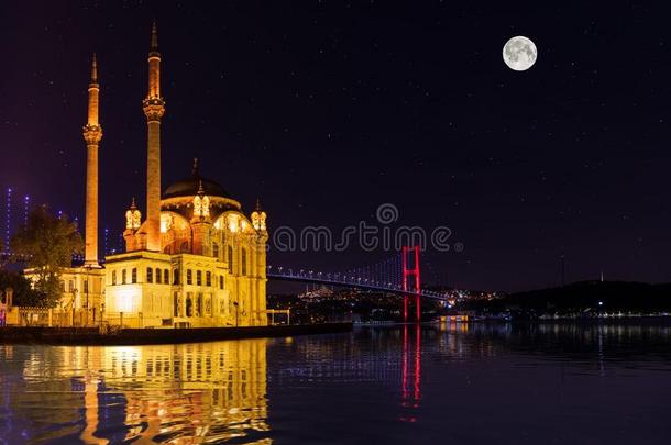 奥塔科伊清真寺在夜,月光看法,伊斯坦布尔,火鸡