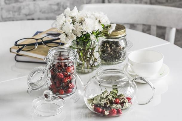 厨房表和药草的玫瑰果茶水茶水pot,菊花布克