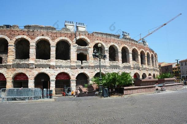 维罗纳,意大利-六月19,2019:古罗马的运动场采用维罗纳,意大利向英语字母表的第18个字母