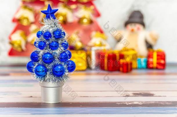 蓝色圣诞节树装饰采用前景.季节庆祝