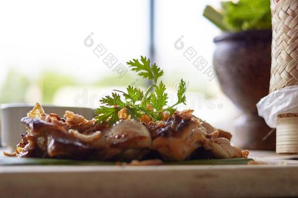 鸡牛排和浸向香蕉叶子和木材盘子采用ThaiAirwaysInternational泰航国际猪圈
