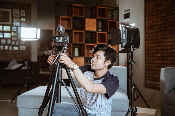 年幼的男人视频博客ge准备的照相机向创造他们的视频博客