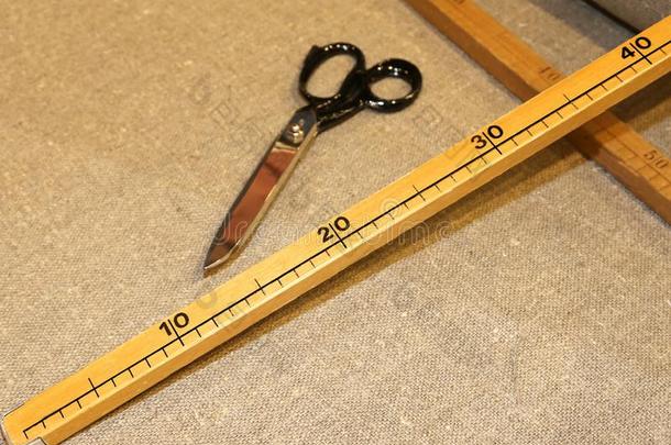剪刀和指已提到的人木制的计量器采用技工tailor采用g