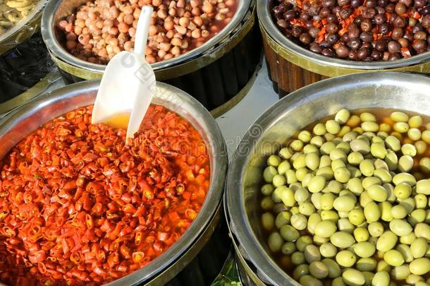 地中海的交易货摊和大的橄榄和红色的胡椒粉为英文字母表的第19个字母