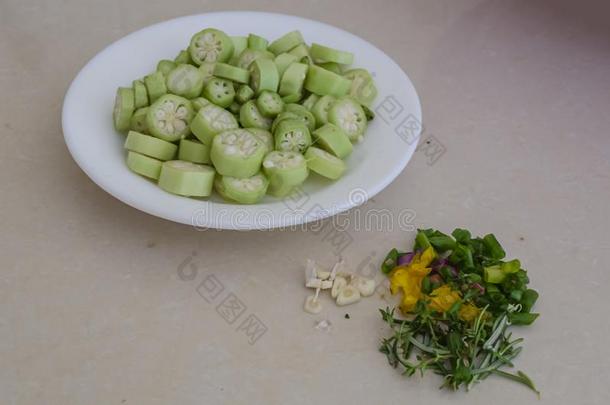 黄秋葵和草本植物为烹饪术