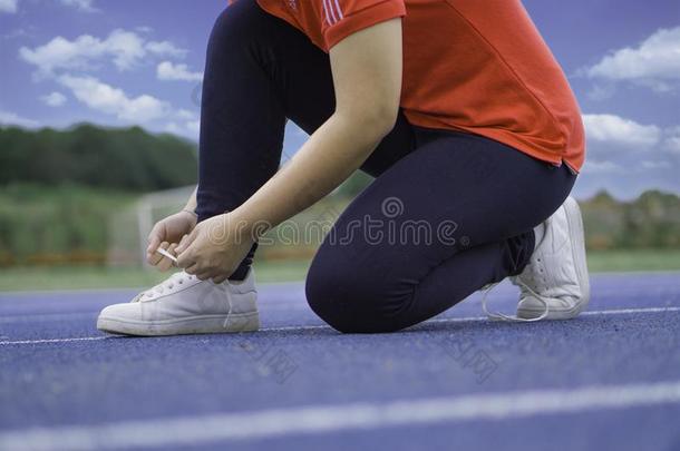 扬Young的变体女<strong>人</strong>系<strong>跑步</strong>鞋子向<strong>跑步</strong>小路.运动和<strong>锻炼</strong>