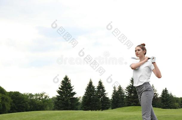 女人演奏高尔夫球向<strong>课程</strong>.运动和空闲<strong>时间</strong>