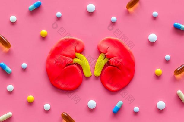 肾疾病和治疗.机构和药丸向粉红色的背景