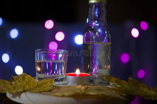 燃烧的蜡烛和一喝向指已提到的人b一ckground和富有色彩的上杉达也