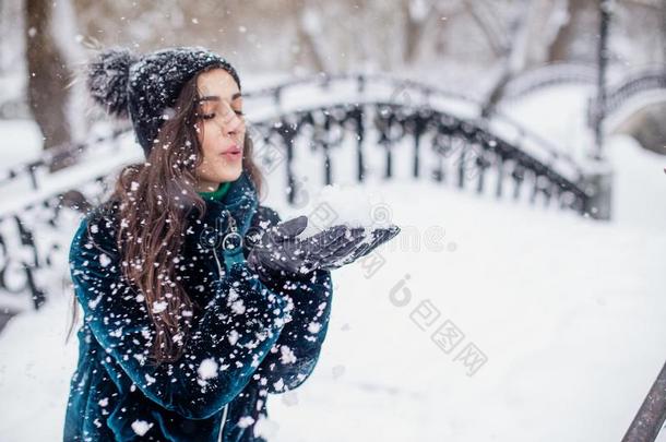 雪女孩肖像.冬和雪.