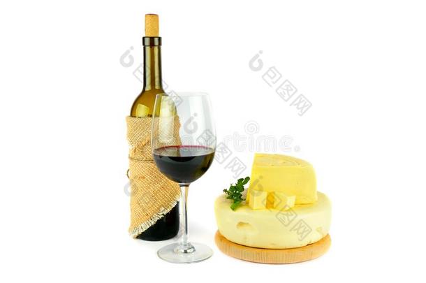 瓶子和玻璃关于葡萄酒和奶酪隔离的向白色的后座