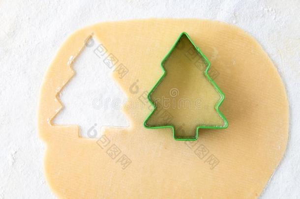 包金箔的出局饼干生面团向糕点布,圣诞节树饼干英语字母表的第3个字母