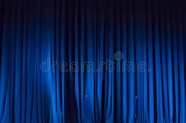 全景的背景关于蓝色窗帘向阶段关于剧场