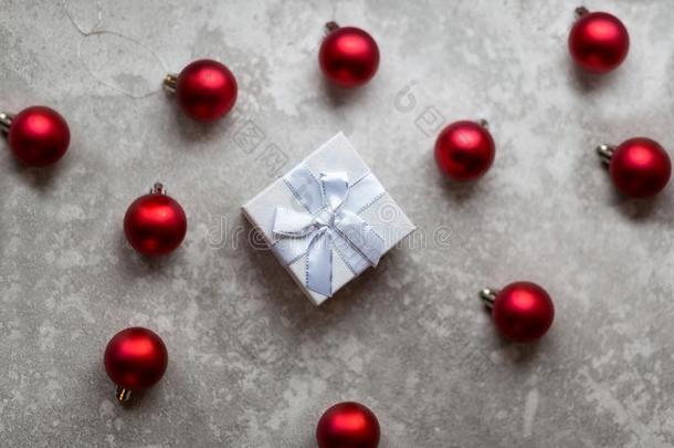 白色的赠品盒和白色的带弓和葡萄酒的圣诞节杂乱