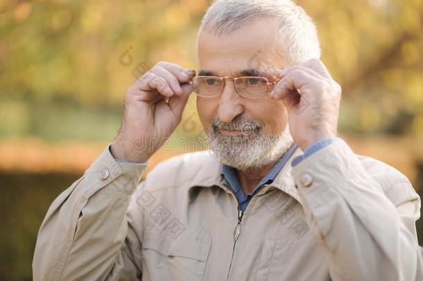 关在上面关于英俊的除壳芒机上了年纪的男人放向眼镜.灰色int.哈