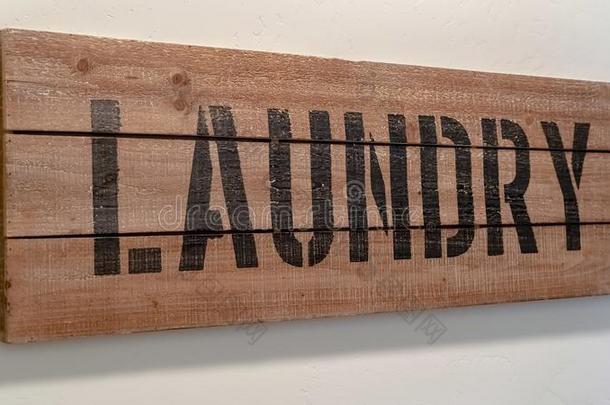 全景画乡村的木制的用模板印洗衣店符号向空白的白色的warmair热空气