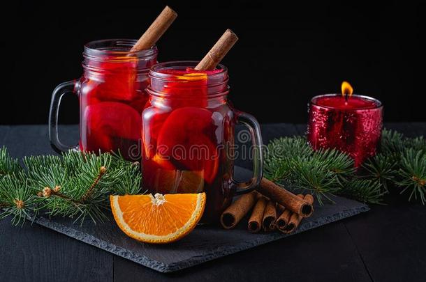 圣诞节将制成热饮红色的葡萄酒和香料和成果向一木制的bl一