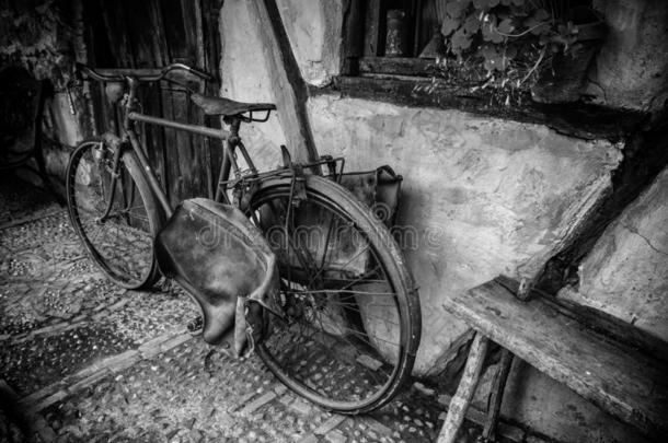 老的生锈的自行车