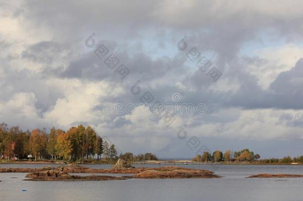 多云的<strong>十月一</strong>天在指已提到的人岸关于湖凡能,瑞典