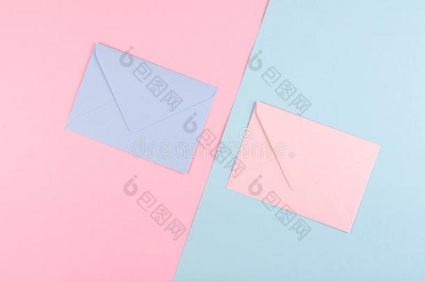 <strong>蓝色纸</strong>信封作品向粉红色的背景