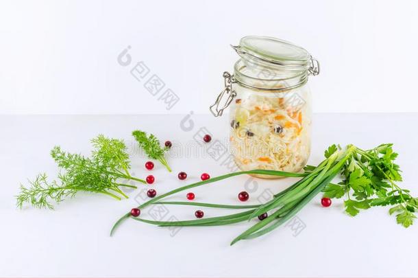 自家制的德国泡菜的一种和胡萝卜.德国泡菜的一种采用玻璃石匠罐子.