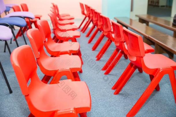 <strong>幼儿园班</strong>和指已提到的人红色的小孩椅子.红色的椅子采用montane山地森林