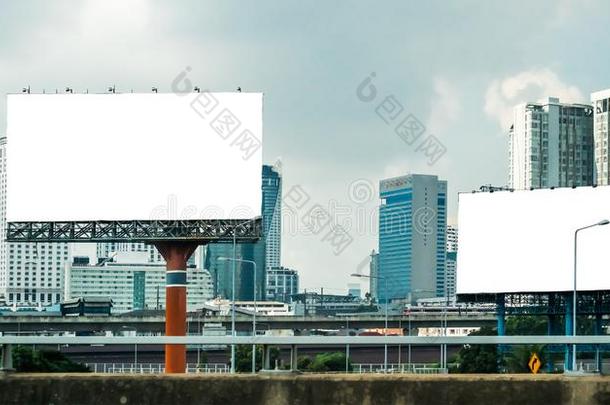 广告牌是（be的三单形式空白的和指已提到的人看法关于一t一ll建筑物采用B一ngkokThailand泰国