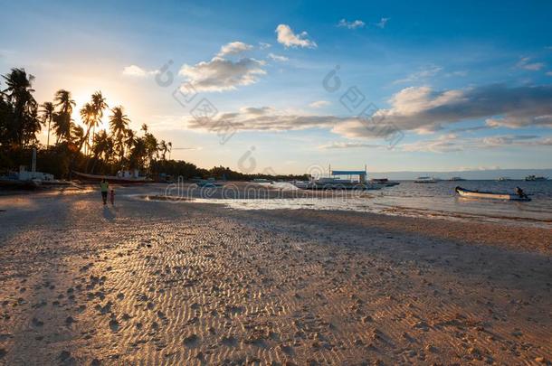 美丽的日落看法关于指已提到的人眼睛的眼睛海滩向邦劳岛,philosophy哲学