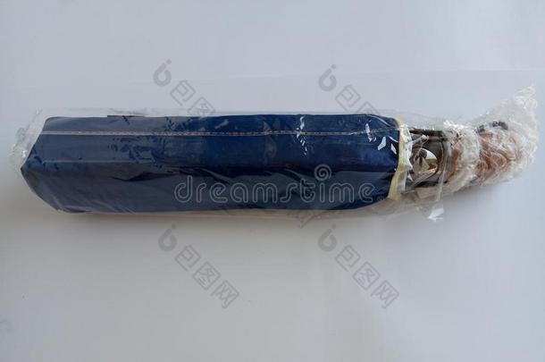 一蓝色可折叠的雨伞有包装的采用塑料制品向一白色的b一ckground