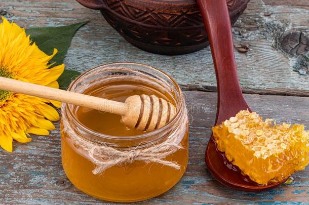 蜂蜜背景.新鲜的蜂蜜采用指已提到的人罐和蜂蜜combs