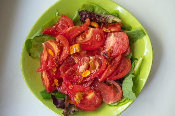 新鲜的番茄沙拉向一绿色的pl一te,顶看法