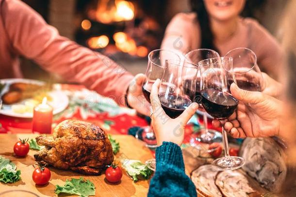 家庭向祝酒红色的葡萄酒和所有乐趣在圣诞节晚饭部分