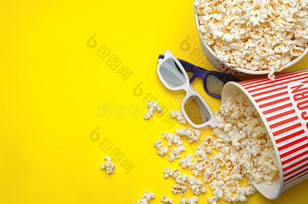 3英语字母表中的第四个字母眼镜和爆米花向黄色的背景,平的放置.电影院Senegal塞内加尔