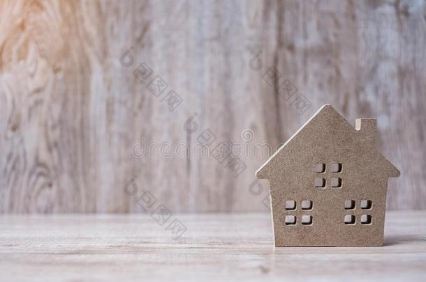 房屋模型向木制的背景.银行业务,真的财产,财产