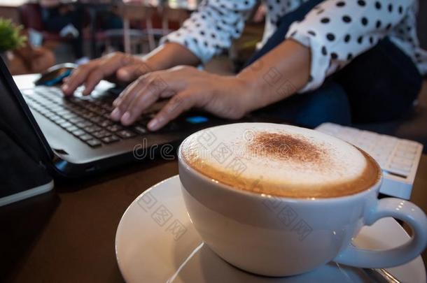 女人工作的采用咖啡豆商店aux.用以构成完成式及完成式的不定式咖啡豆杯子,便携式电脑,计算器