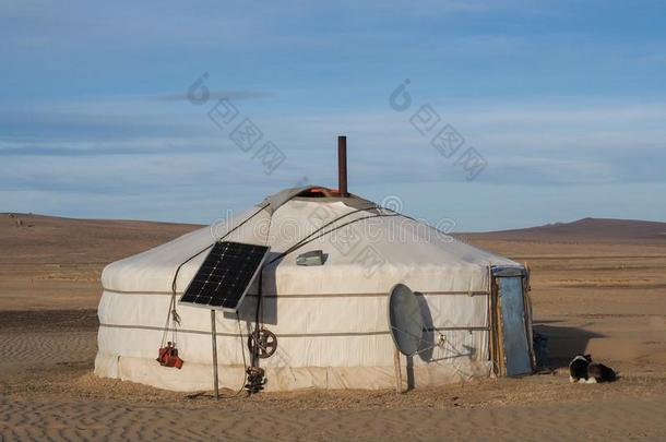 蒙古的圆顶帐篷采用戈壁沙漠
