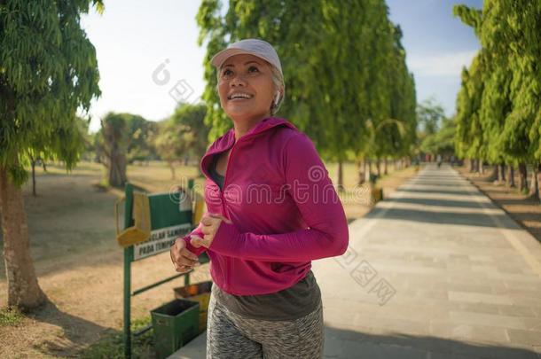 有魅力的中部<strong>老年</strong>的女人<strong>跑步</strong>幸福的在城市公园.很漂亮