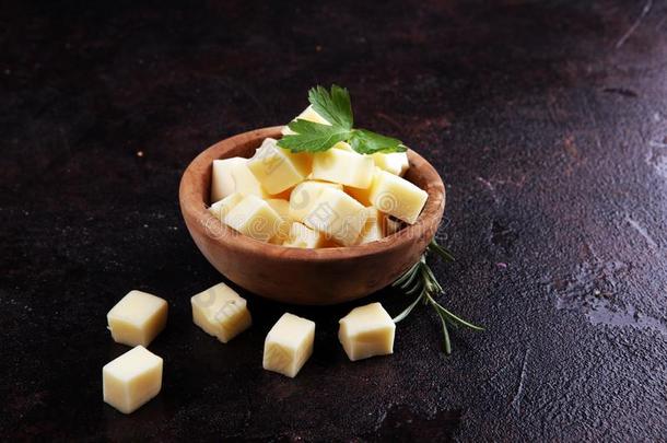 奶酪立方形的东西采用木制的碗和西芹.奶酪一件向表