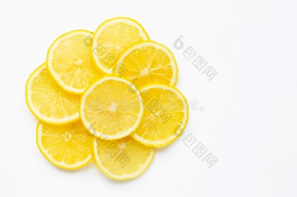 新鲜的柠檬部分向白色的背景