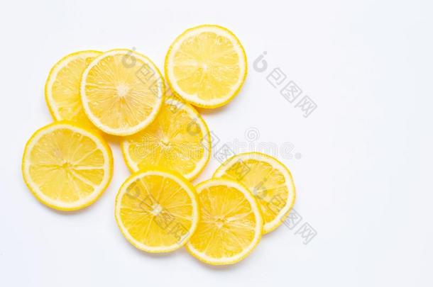 新鲜的柠檬部分向白色的