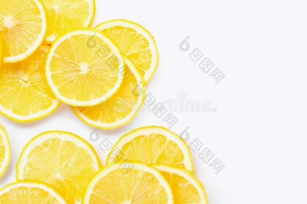新鲜的柠檬和部分向白色的背景