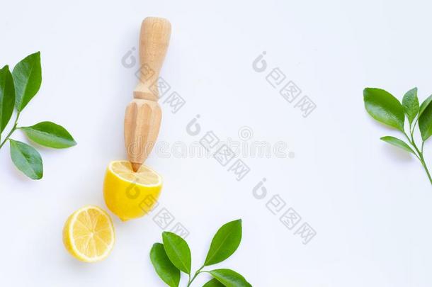 新鲜的柠檬和树叶和木制的榨汁器向白色的背景