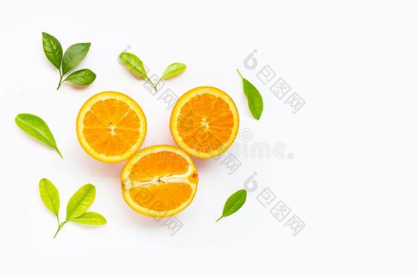 新鲜的<strong>桔子柑橘</strong>属果树成果和树叶隔离的向<strong>白</strong>色的后台