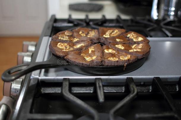 巧克力核仁巧克力饼和胡桃烘烤制作的采用一c一st铁器楔p一n